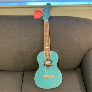 Fender ukulele - brand new condition, Tiffany blue